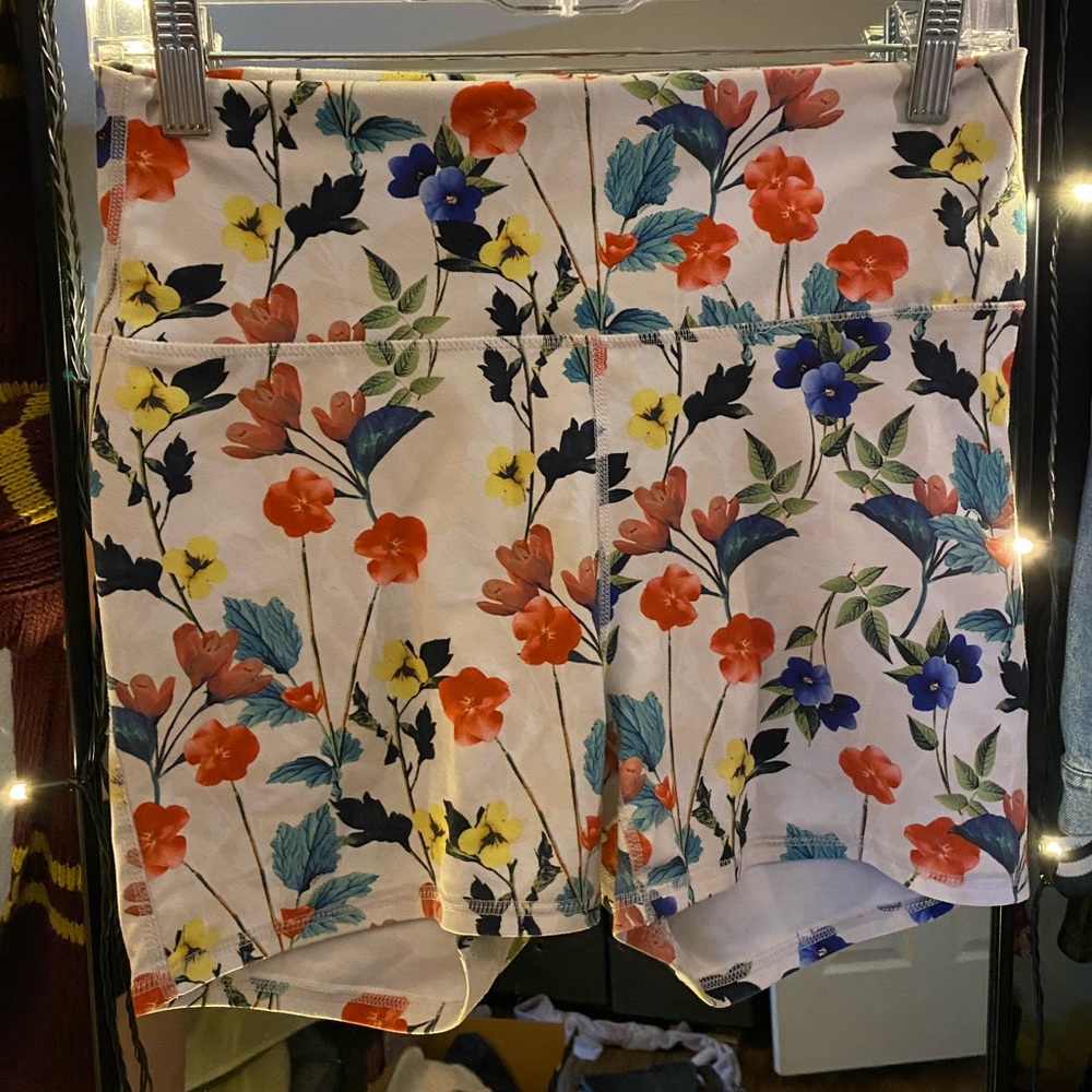 🌹🌻Fabletics Floral Shorts🌼🌸